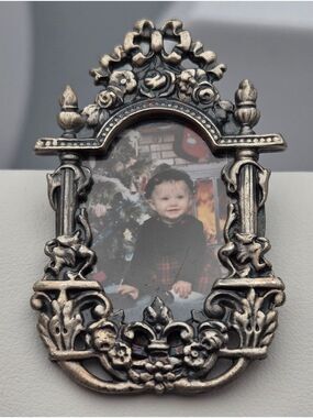 Vintage Papel Freelance Frame Pin Art Nouveau Mini Picture Frame Brooch 1.75"